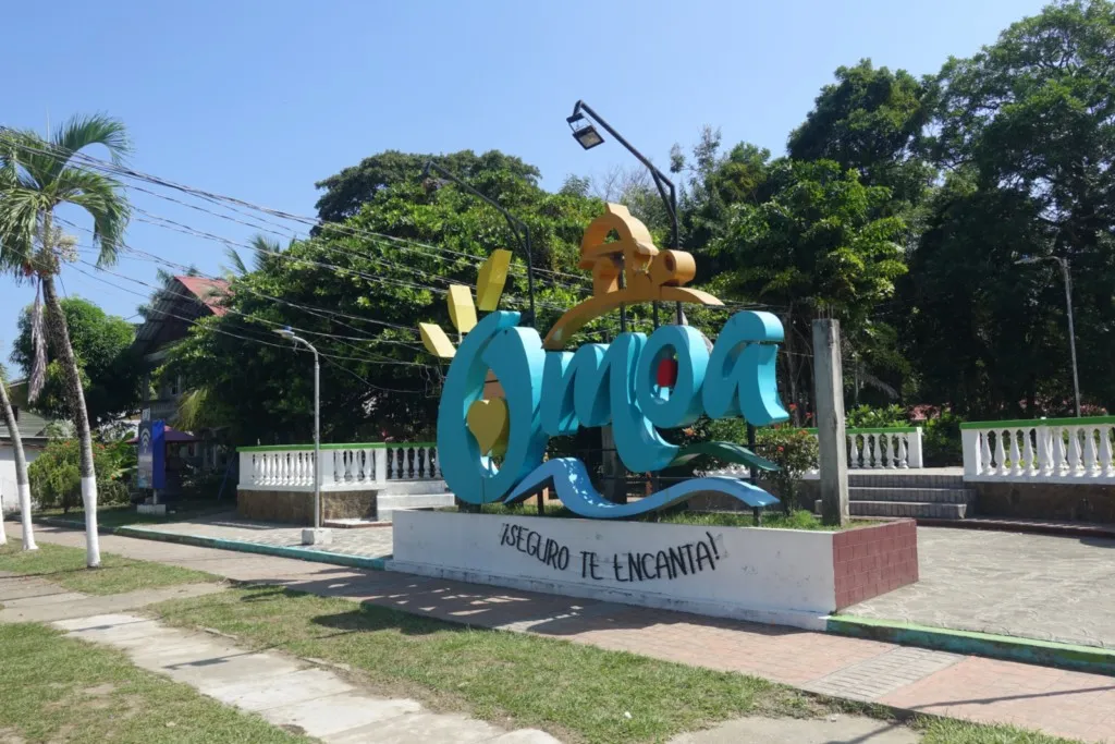 Rótulo decorativo frente a la Plaza