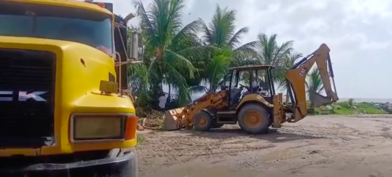 Maquinaria pesada comenzó a remover arena de la zona donde se construirá la primera etapa de la Plaza Turística.