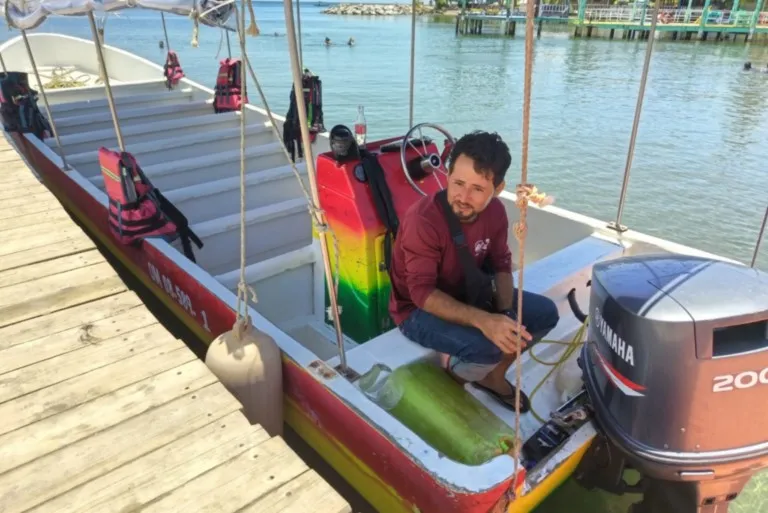 José Omar conoce como la palma de su mano la ruta entre Cayos Zapotillos, Omoa y Punta Sal José Omar conoce como la palma de su mano la ruta entre Cayos Zapotillos, Omoa y Punta Sal.