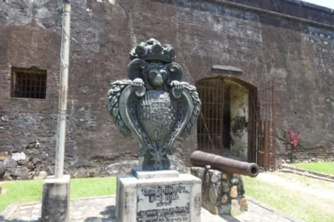 El escudo del rey Fernando VI recibe a los visitantes en la entrada principal de la fortaleza