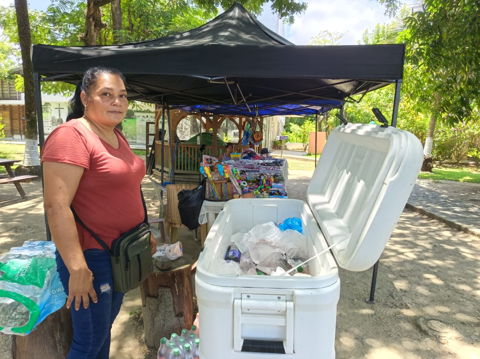 Verónica y su refrescante agua de coco en la histórica Fortaleza de Omoa